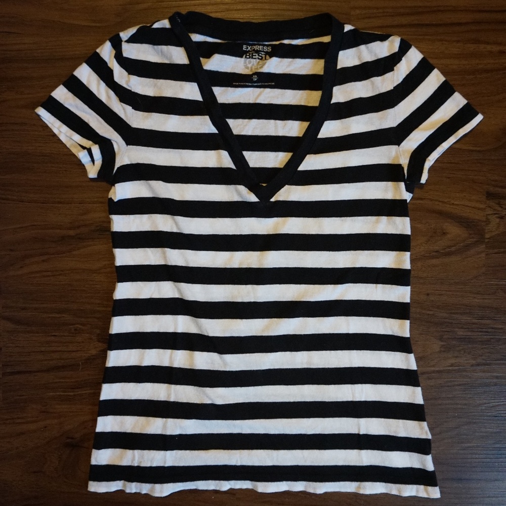 EXPRESS Best Loved Tee Cotton V-Neck Short sleeve